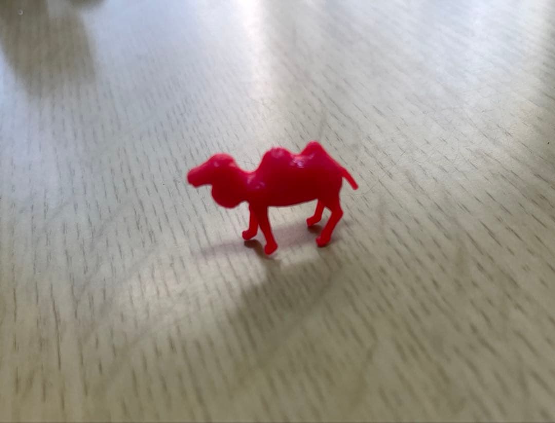 赤いラクダのフィギュア