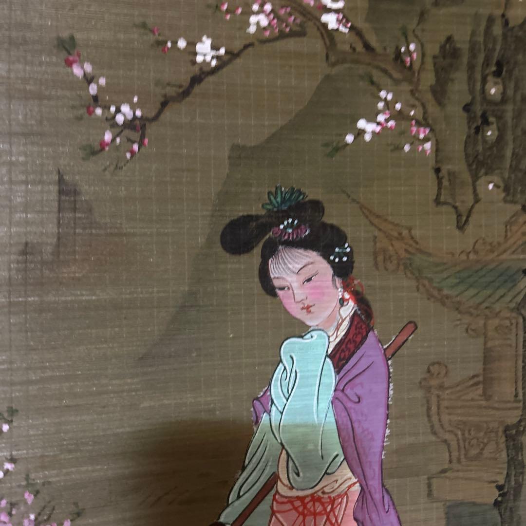 伝統的な掛軸 女性の立ち姿