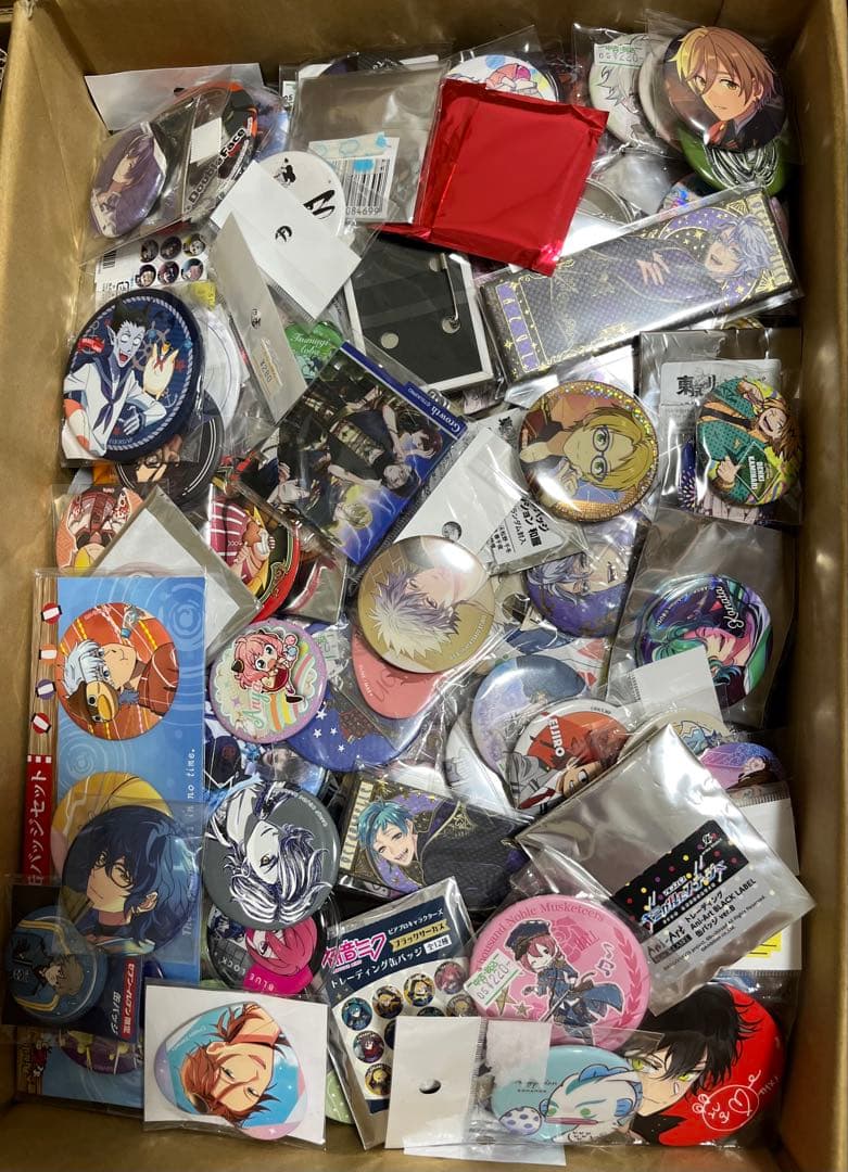 アニメグッズ　缶バッジ　アクリルグッズ　ぬいぐるみなど　490点以上　紙類なし