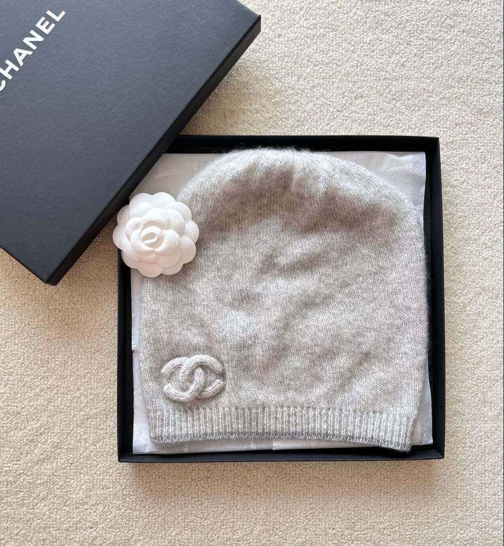 新品同様 CHANEL シャネル ニット帽　 ラメ入り グレー 箱付き