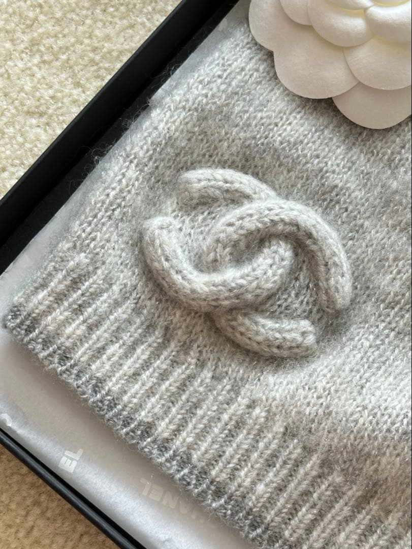 新品同様 CHANEL シャネル ニット帽　 ラメ入り グレー 箱付き