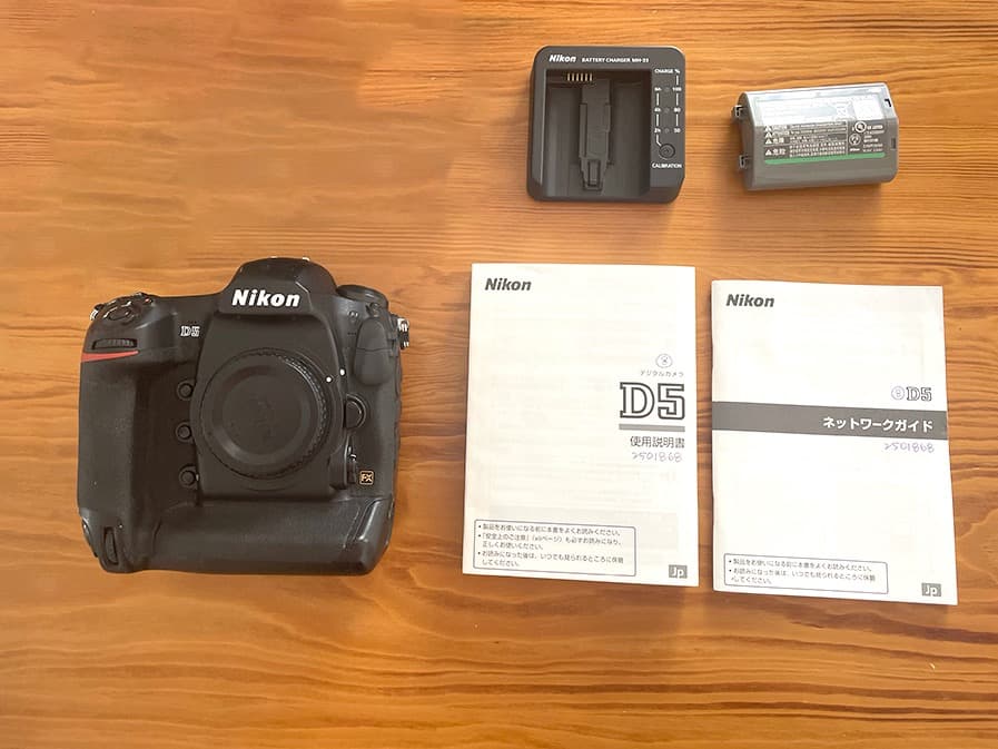 Nikon一眼レフカメラ D5 (CF) ボディ+バッテリー＆充電器 付属