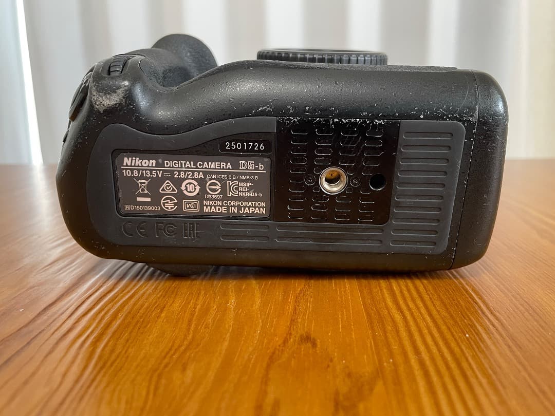 Nikon一眼レフカメラ D5 (CF) ボディ+バッテリー＆充電器 付属