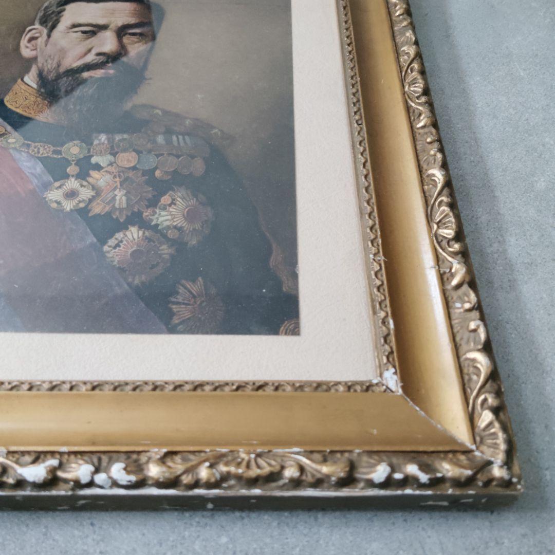 東光會謹製　明治天皇御尊影　額装肖像画　軍服　菊の御紋入り　金木枠