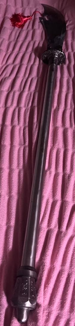 金属製の槍 赤い房飾り付き