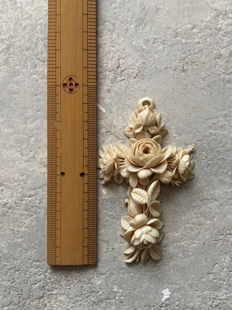フランスアンティーク　アイボリー　薔薇花彫刻 十字架　薔薇モチーフ