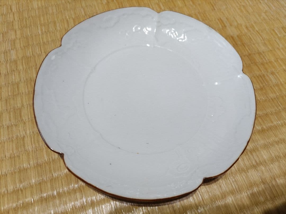 柿右衛門　白磁　陽刻　輪花皿　松竹梅　六寸皿　美品