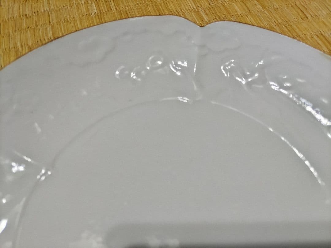 柿右衛門　白磁　陽刻　輪花皿　松竹梅　六寸皿　美品