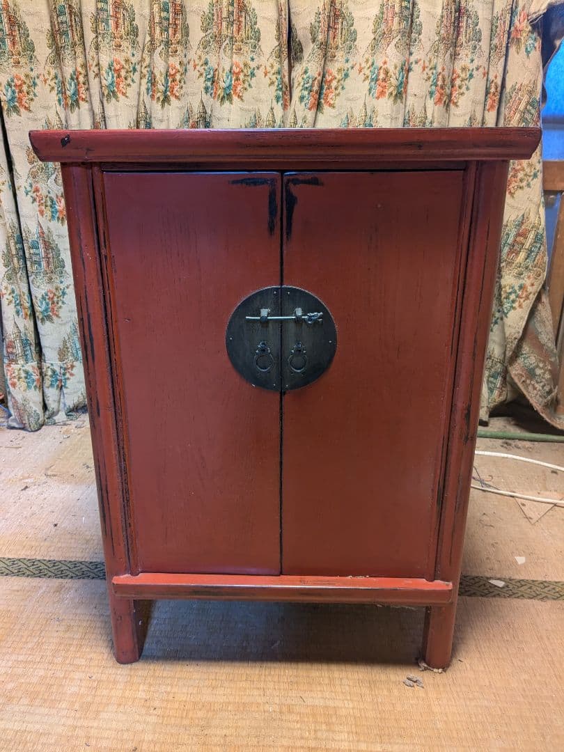 伝統的な赤い木製タンス