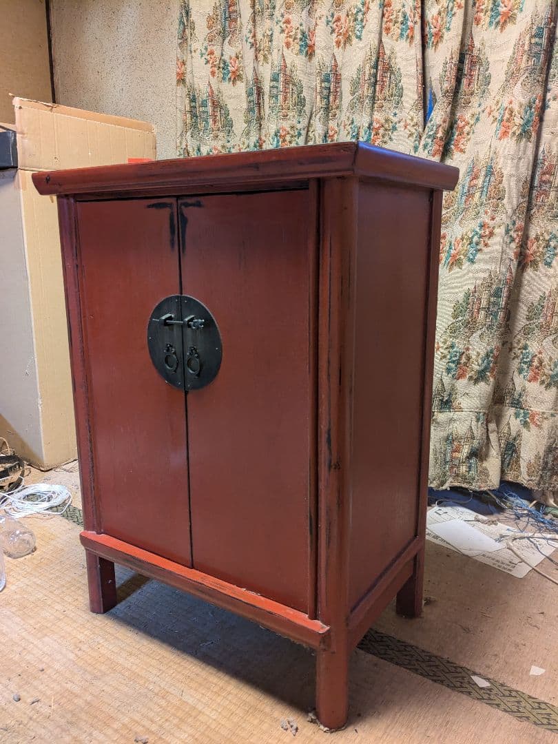 伝統的な赤い木製タンス