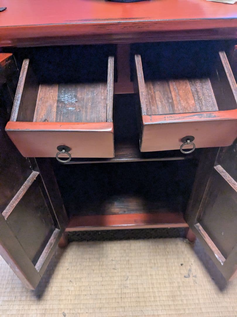 伝統的な赤い木製タンス