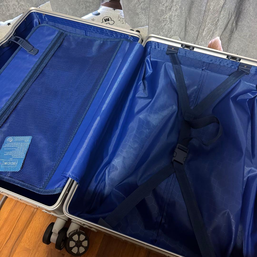 【新品未使用】スーツケース 耐衝撃性◎ アルミフレーム 銀色 50L 軽量 M