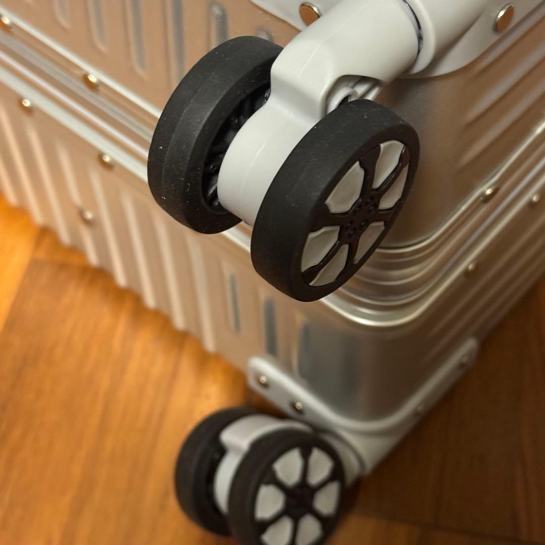 【新品未使用】スーツケース 耐衝撃性◎ アルミフレーム 銀色 50L 軽量 M