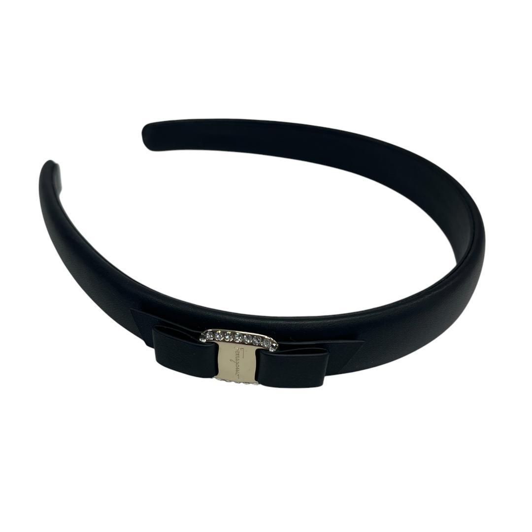 美品 フェラガモ カチューシャ ヴァラ リボン レザー ヘアアクセサリー 黒