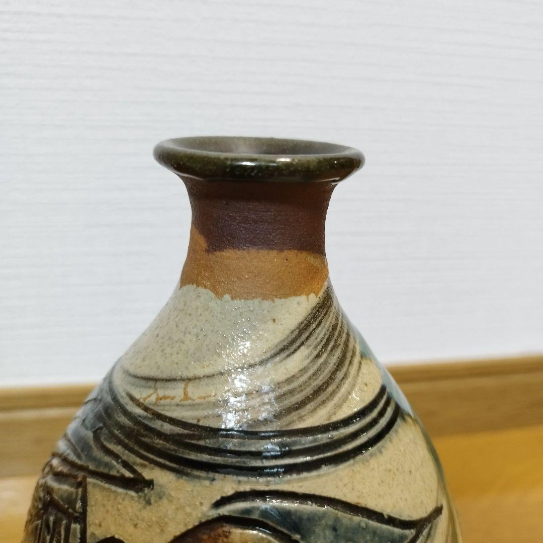 沖縄の人間国宝　金城次郎さんの飾り壷・花瓶　魚と海老の図　高さ約20センチ　在銘