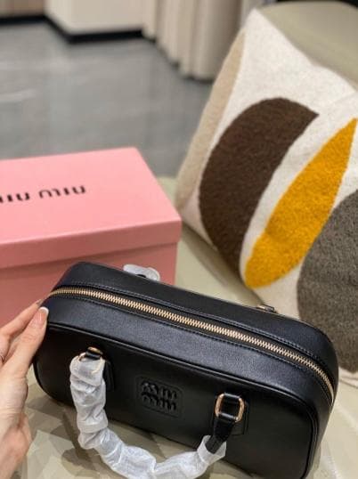 MIU MIU ウィメンズ トートバッグ 未使用 ブラック
