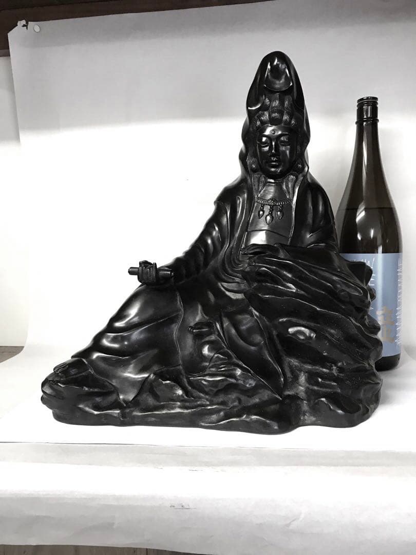 銅器:岩上白衣観世音菩薩座像