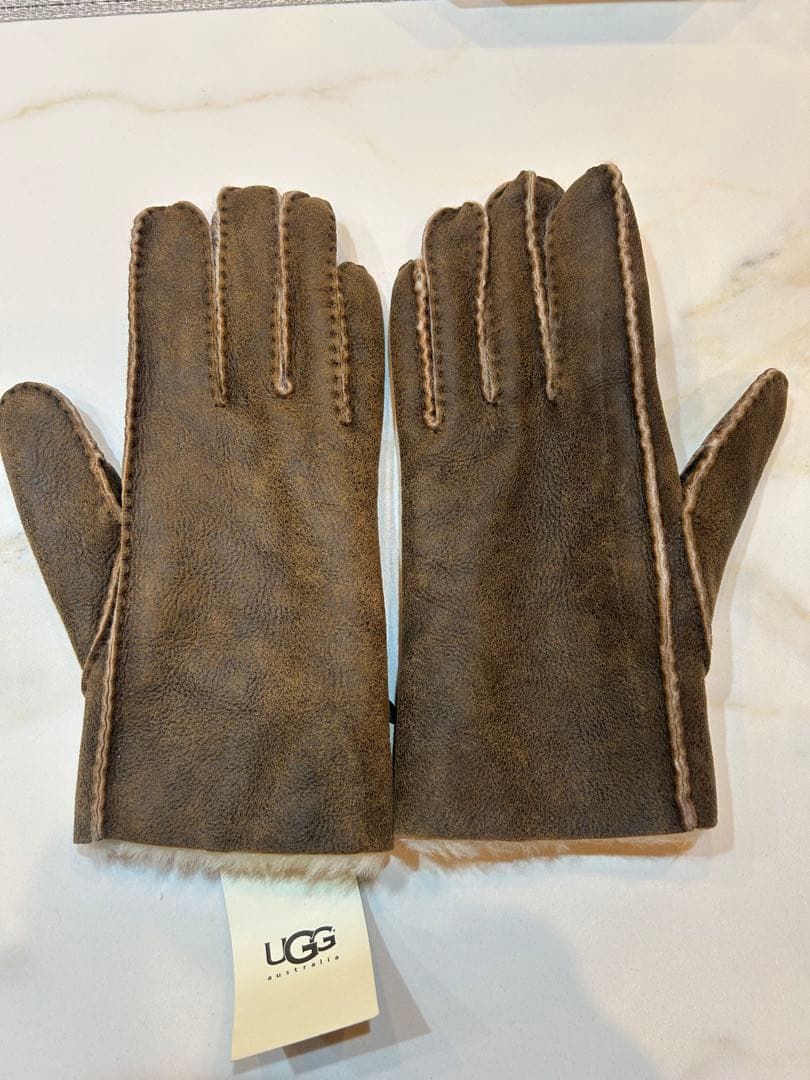 新品未使用　UGG Australia手袋 アグ Mサイズ