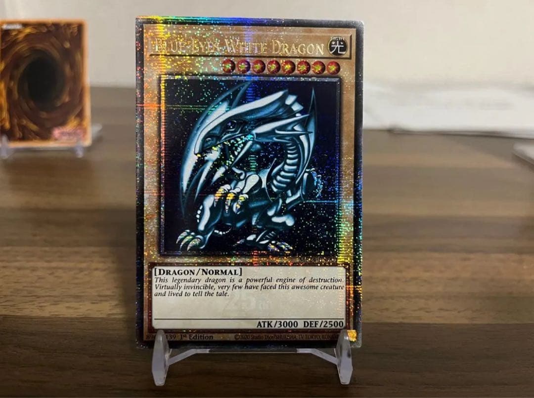 青眼の白龍、真紅眼の黒竜、ブラックマジシャンの英語版25thになります。