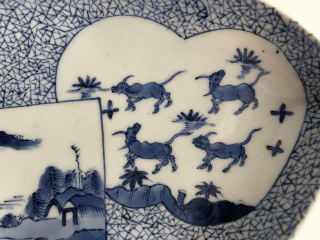 骨董　アンティーク　古伊万里　染付　窓絵　牛　山水　氷割　扇形　向付　変形皿　皿