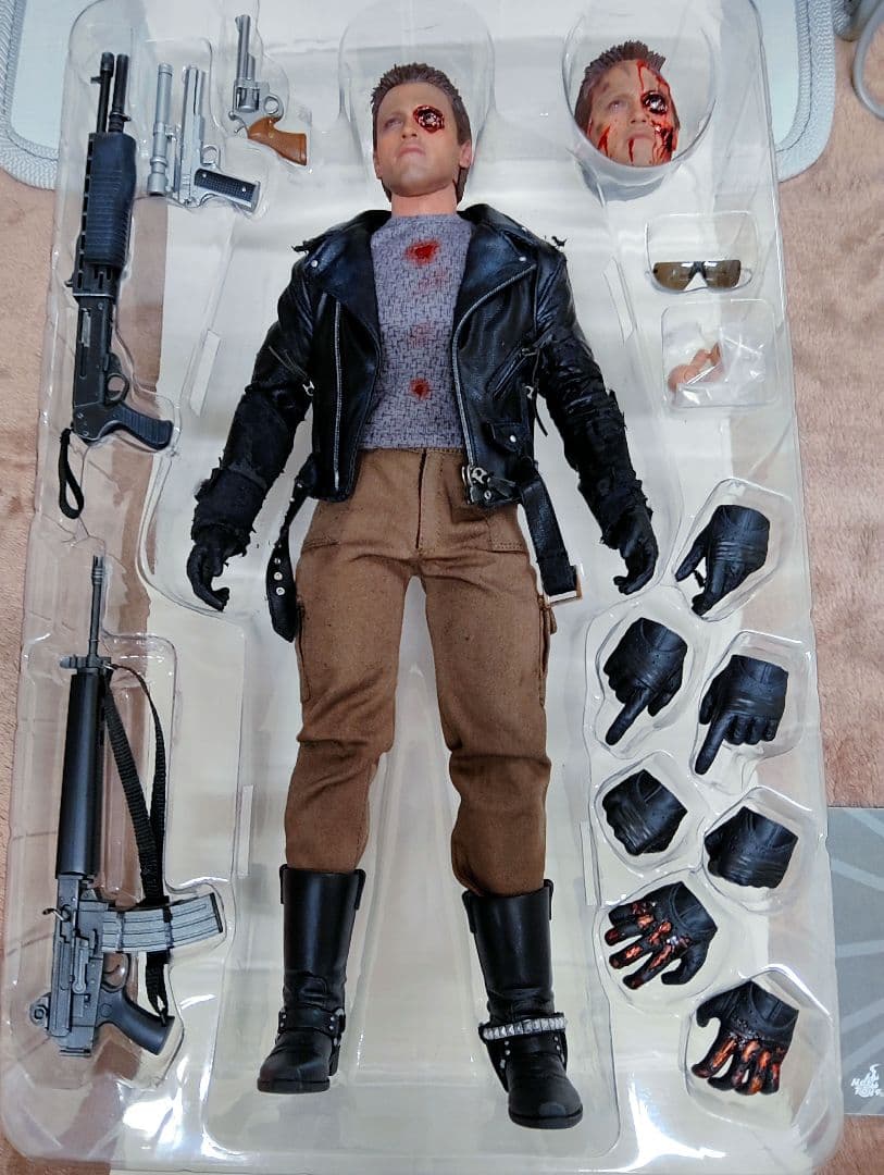 HOTToys.[( T-800)バトルダメージ 版 1/6]