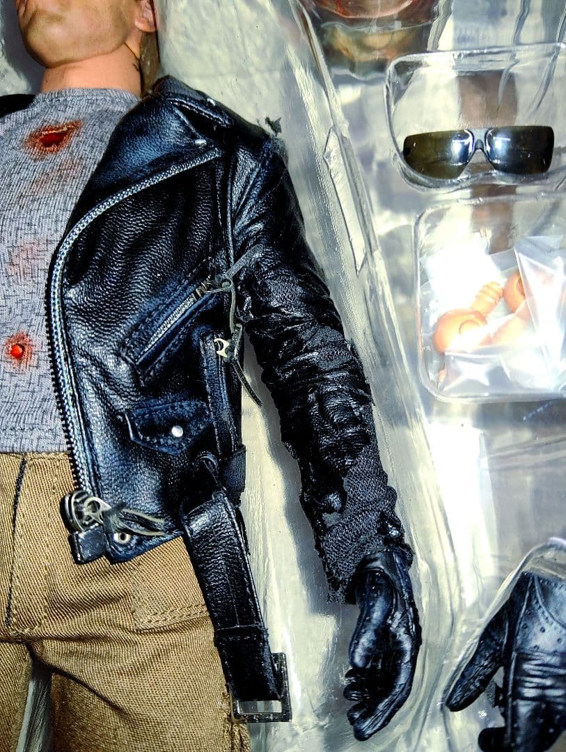 HOTToys.[( T-800)バトルダメージ 版 1/6]