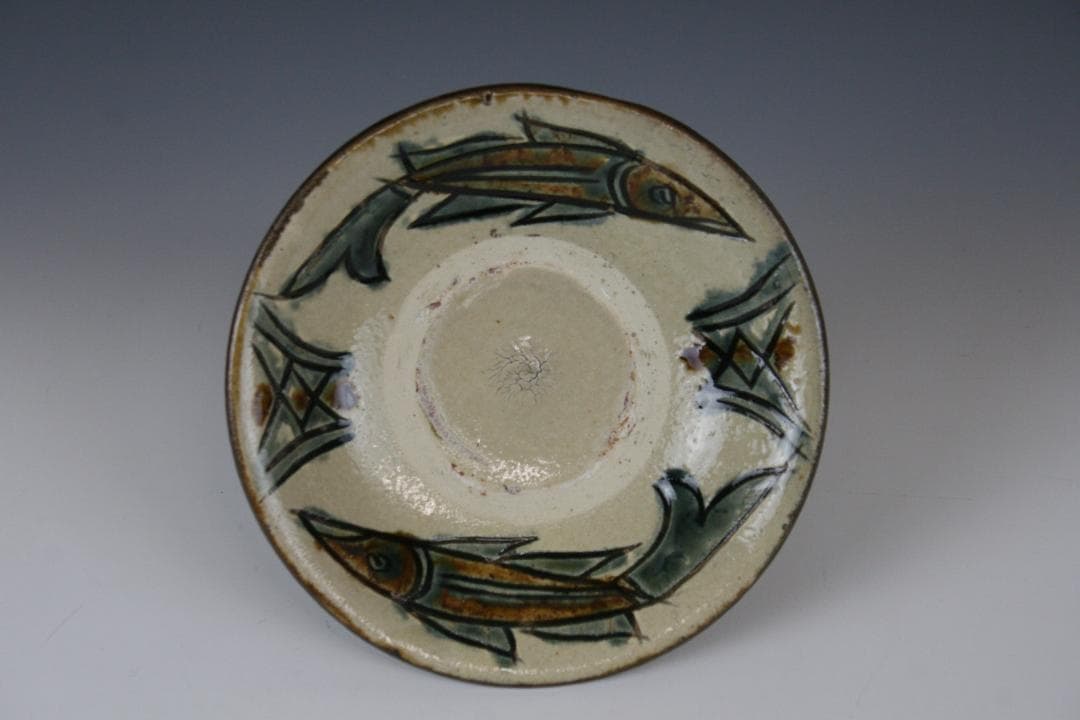 壺屋焼 人間国宝 金城次郎 作　釘彫り魚文五寸皿（重ね焼）