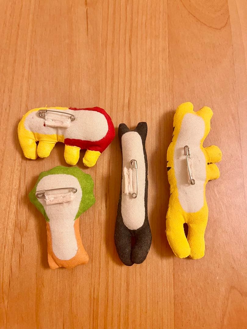 豊永盛人　ブローチ　とら　くま　ライオン　りんごの木　知恵の実　エデン　工芸品