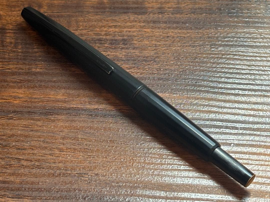 ぬん。PILOT CAPLESS 多面体　万年筆　ブラック　18k-750
