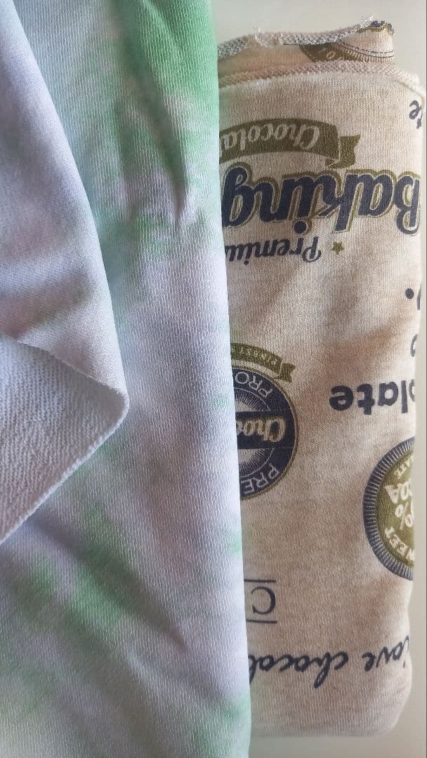 英字柄のニット生地