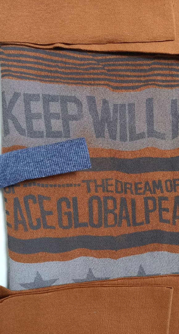 英字柄のニット生地