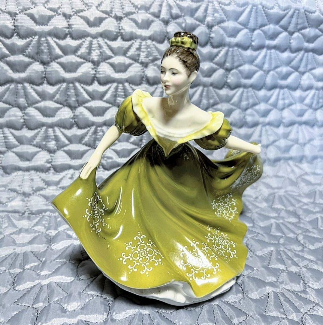 ロイヤルドルトン   陶器人形