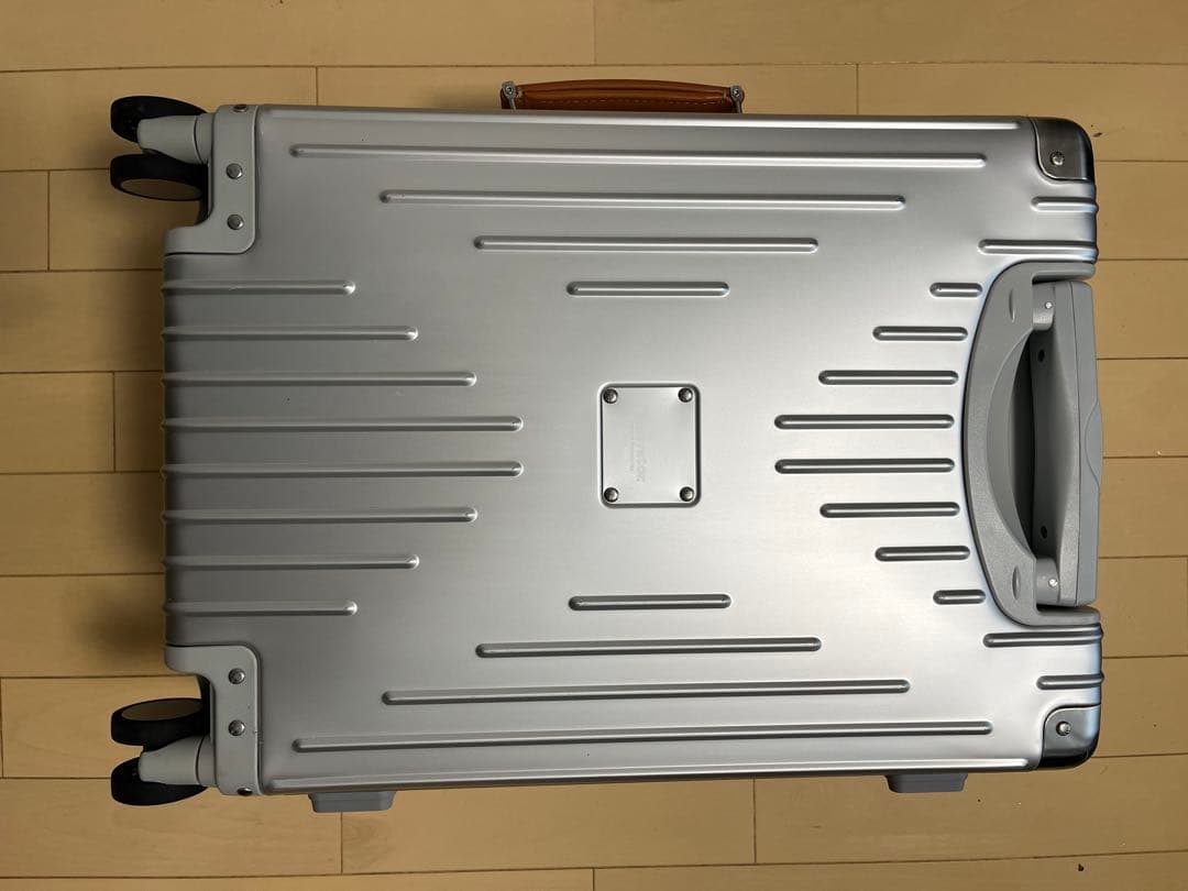 INV8111 シルバー　キャリーケース　36L