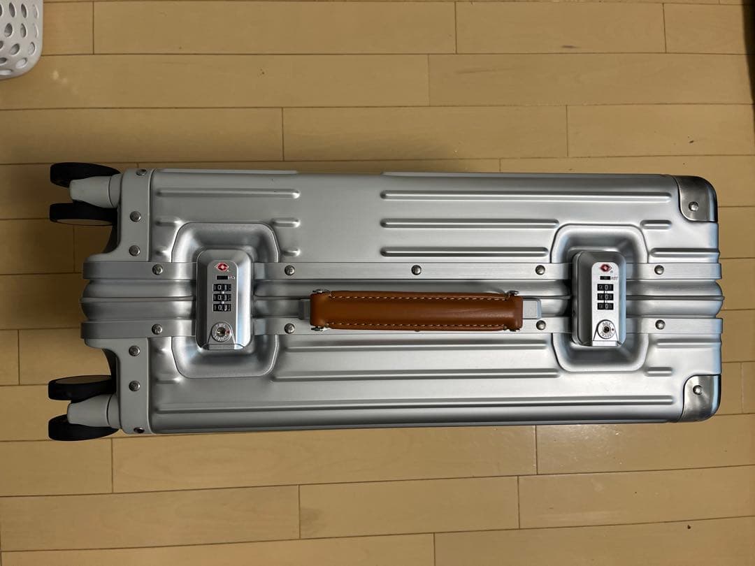 INV8111 シルバー　キャリーケース　36L