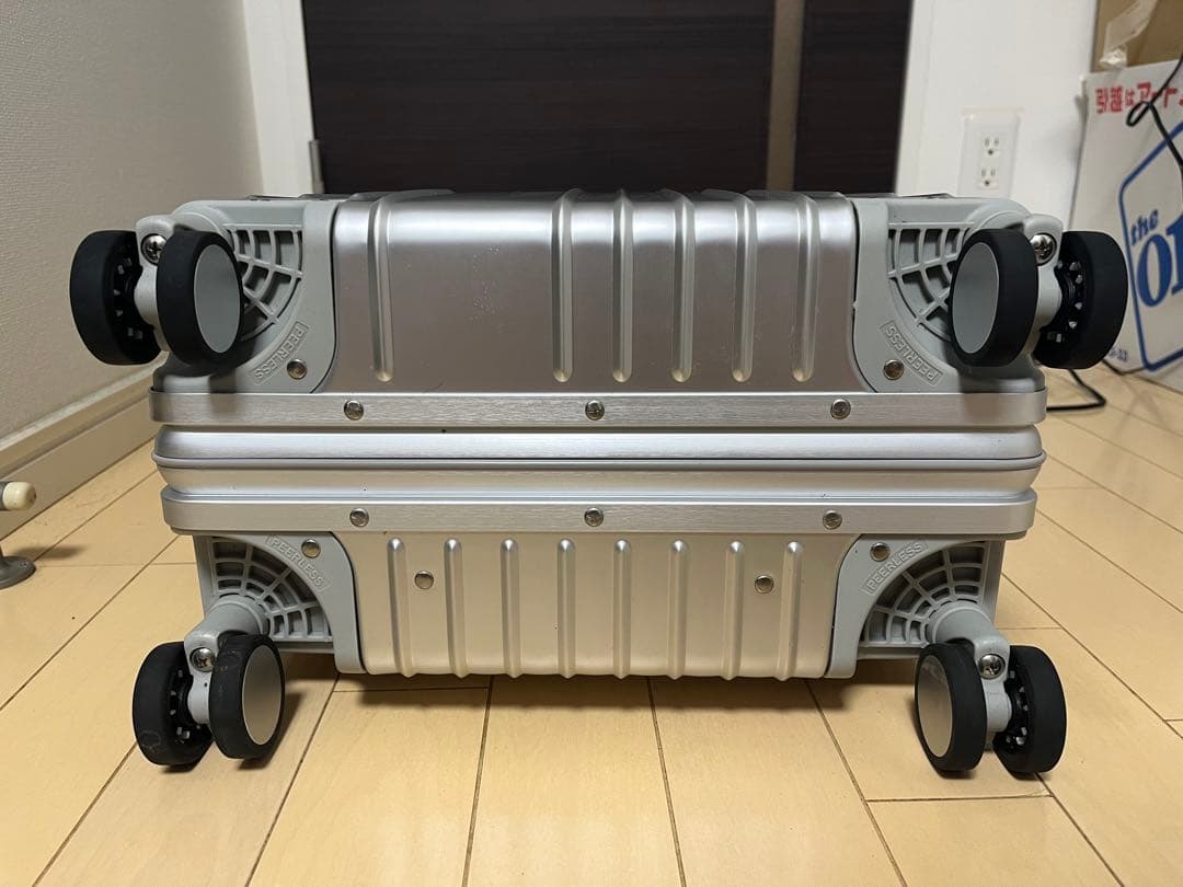 INV8111 シルバー　キャリーケース　36L