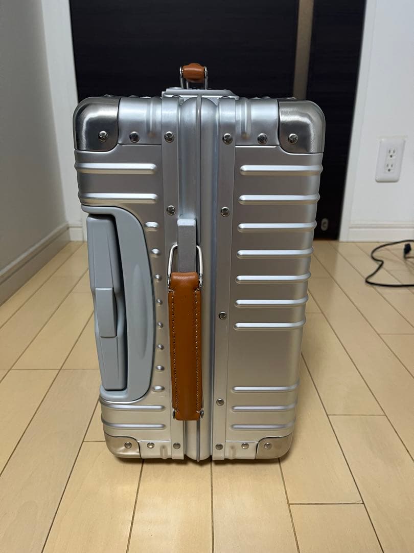 INV8111 シルバー　キャリーケース　36L