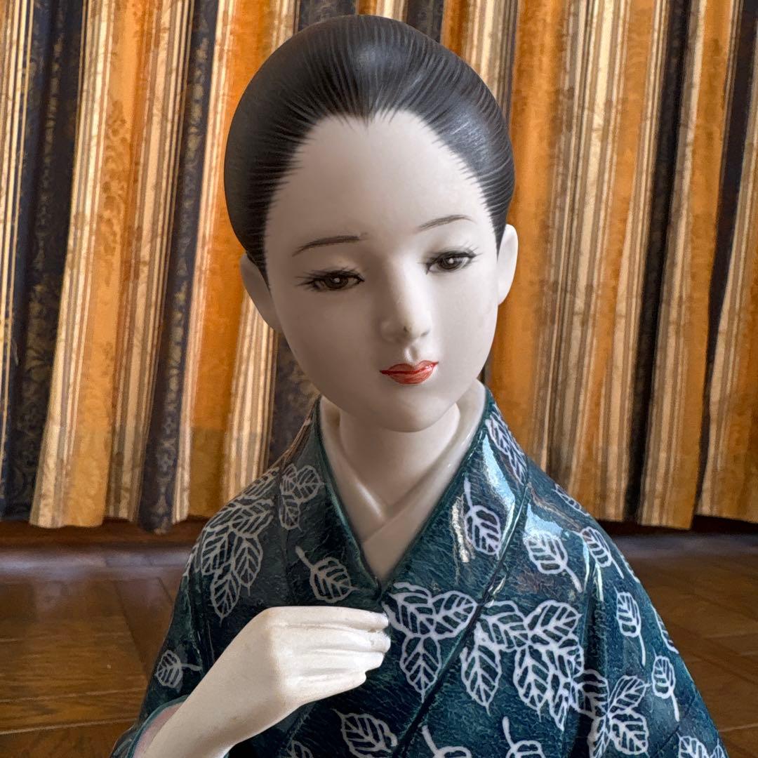 青色と白色の葉模様の日本人形陶器置物