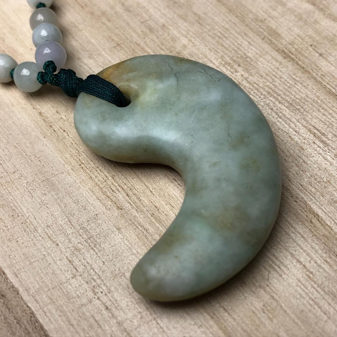 勾玉 翡翠　ヒスイ　糸魚川　翡翠　ペンダント　ケース付き