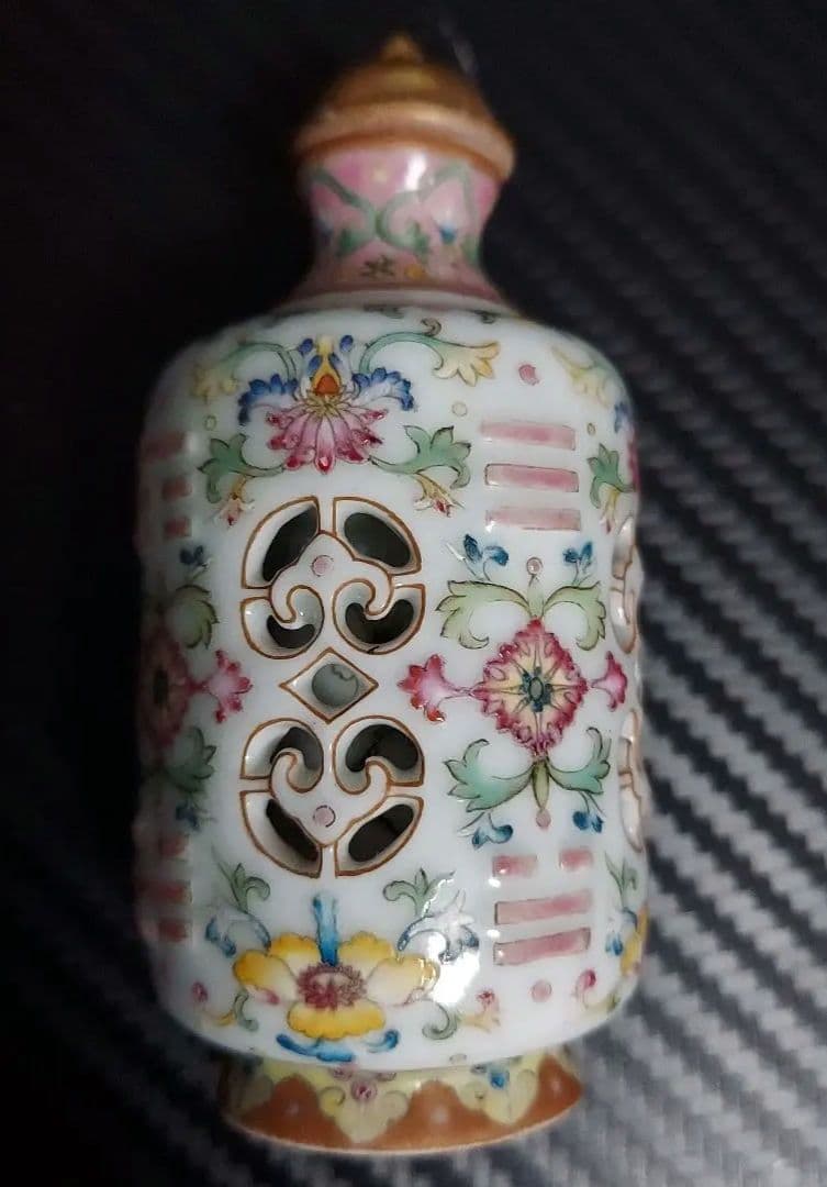 鼻煙壺　乾隆年製　手描　極細工 透かし彫りと転芯