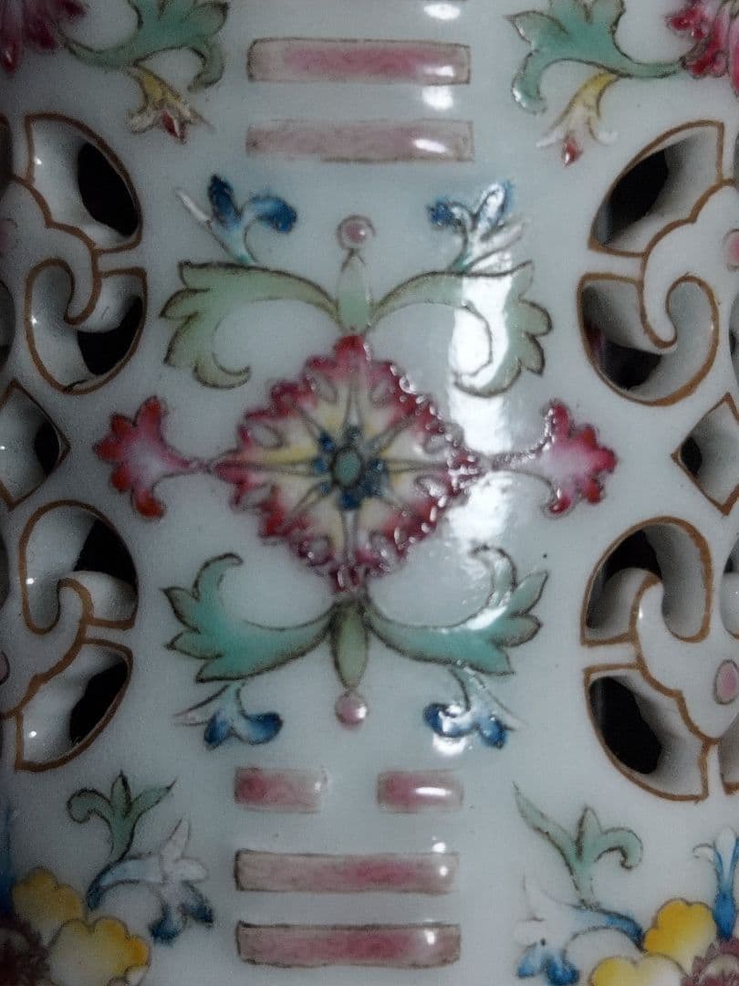 鼻煙壺　乾隆年製　手描　極細工 透かし彫りと転芯