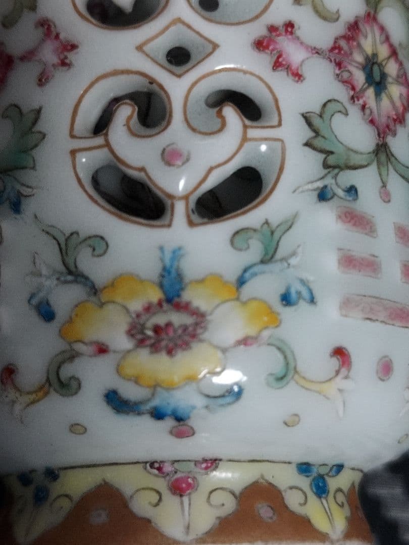 鼻煙壺　乾隆年製　手描　極細工 透かし彫りと転芯