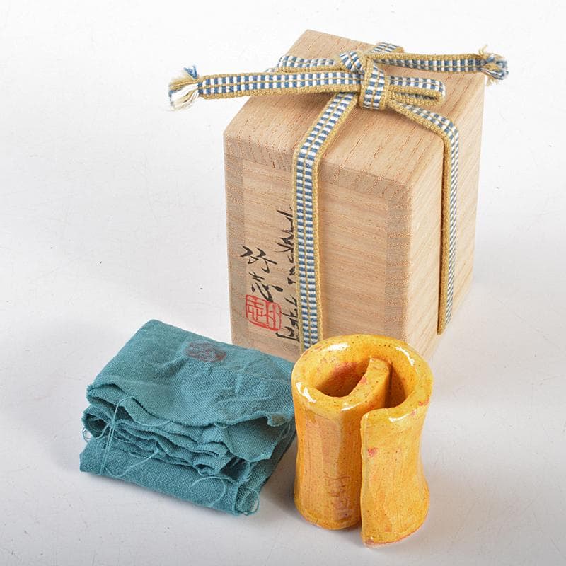 茶道具　川瀬竹志作　黄彩　の字蓋置　共布共箱　V　R5376