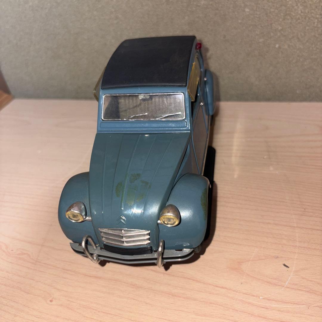 フランス製シトロエン自動車だと思います。