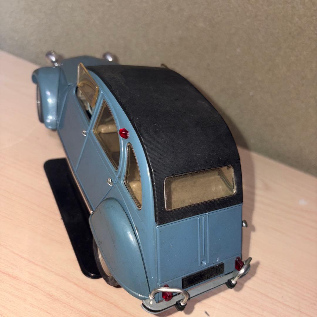 フランス製シトロエン自動車だと思います。