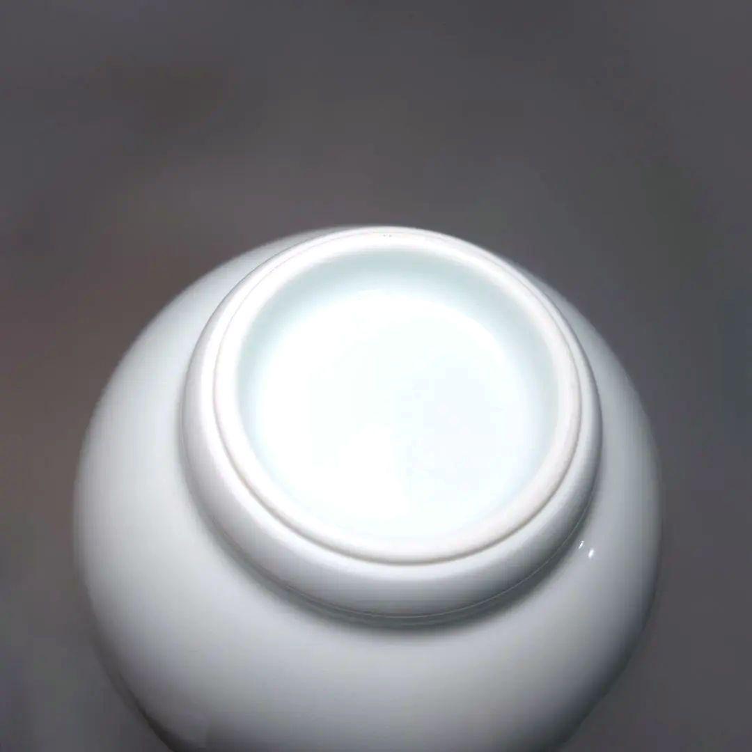 人間国宝　井上萬二　作　白磁竹彫花瓶　高さ26.6センチ