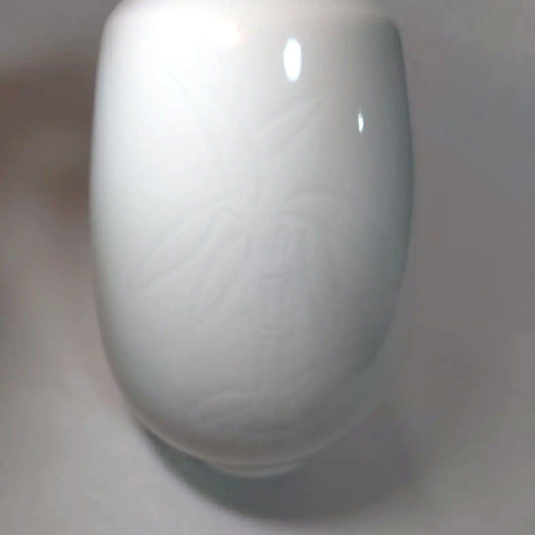 人間国宝　井上萬二　作　白磁竹彫花瓶　高さ26.6センチ