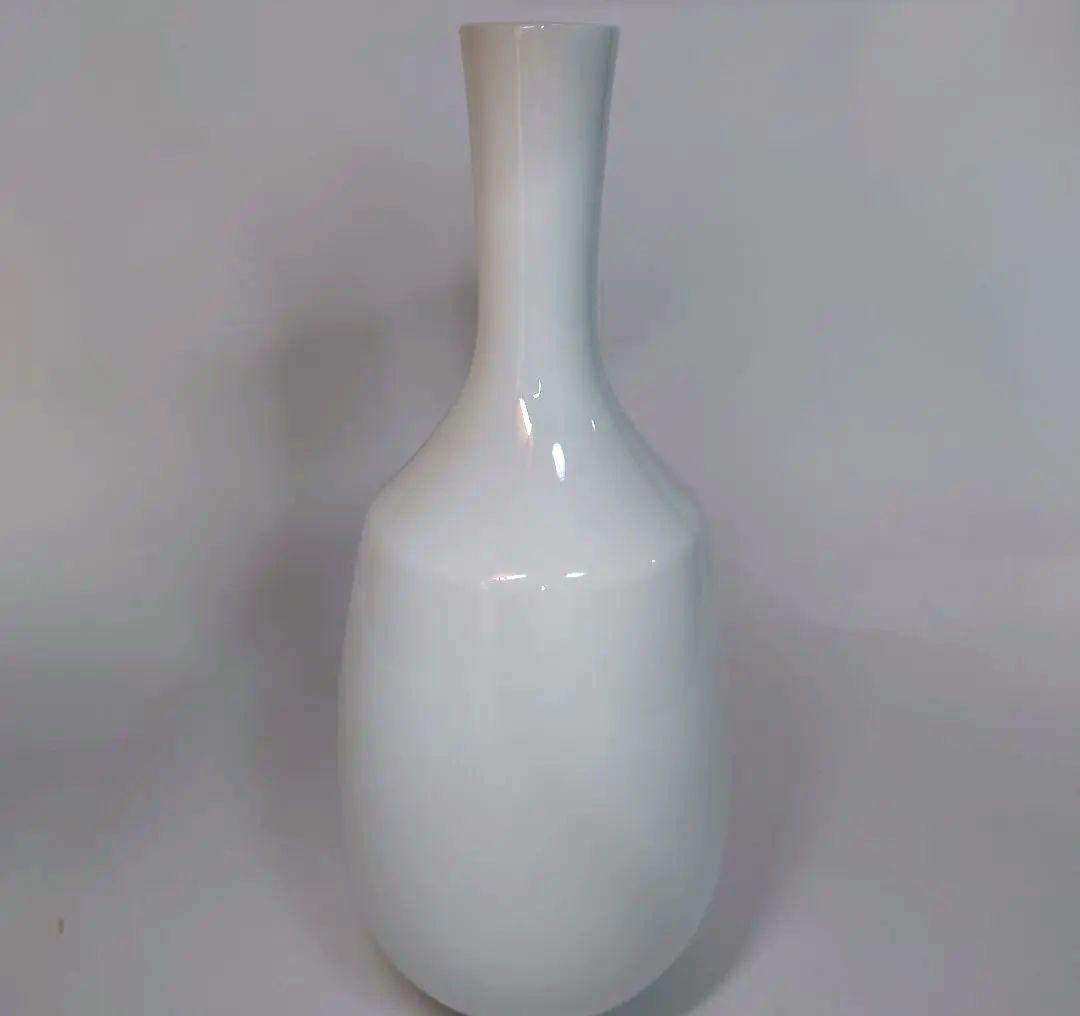 人間国宝　井上萬二　作　白磁竹彫花瓶　高さ26.6センチ