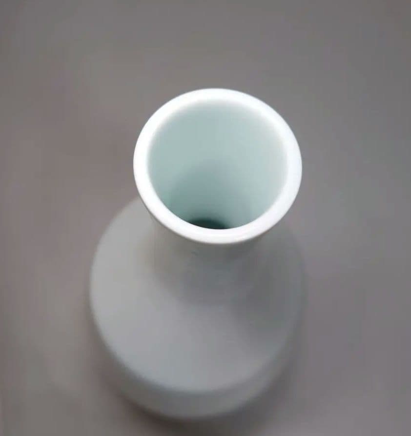 人間国宝　井上萬二　作　白磁竹彫花瓶　高さ26.6センチ