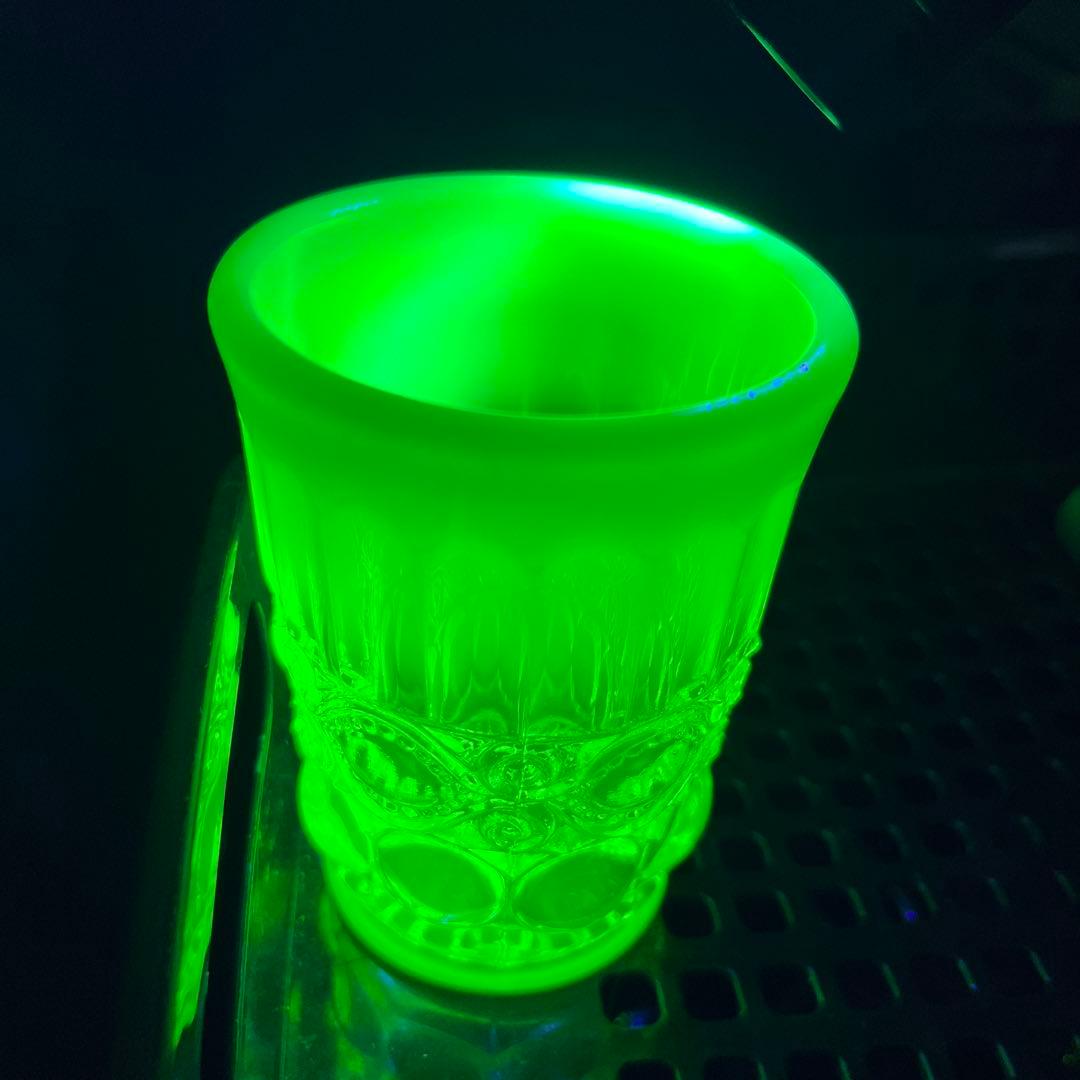 骨董　時代プレス　乳白色暈し　カナリアイエロー　コップ　ゴブレット　ウラン