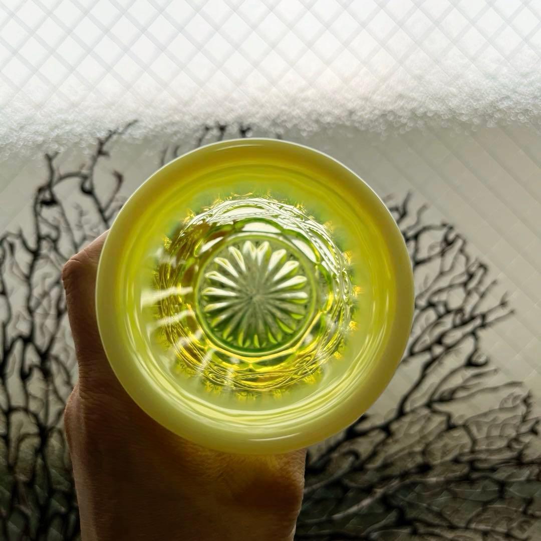 骨董　時代プレス　乳白色暈し　カナリアイエロー　コップ　ゴブレット　ウラン